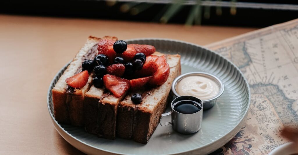 10 Ide Cemilan Kekinian yang Lagi Viral dan Wajib Dicoba Roti Bakar dengan topping Berry