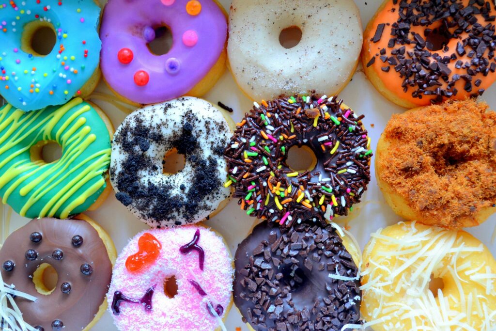 10 Ide Cemilan Kekinian yang Lagi Viral dan Wajib Dicoba Donat dengan topping beragam dan berwarna-warni
