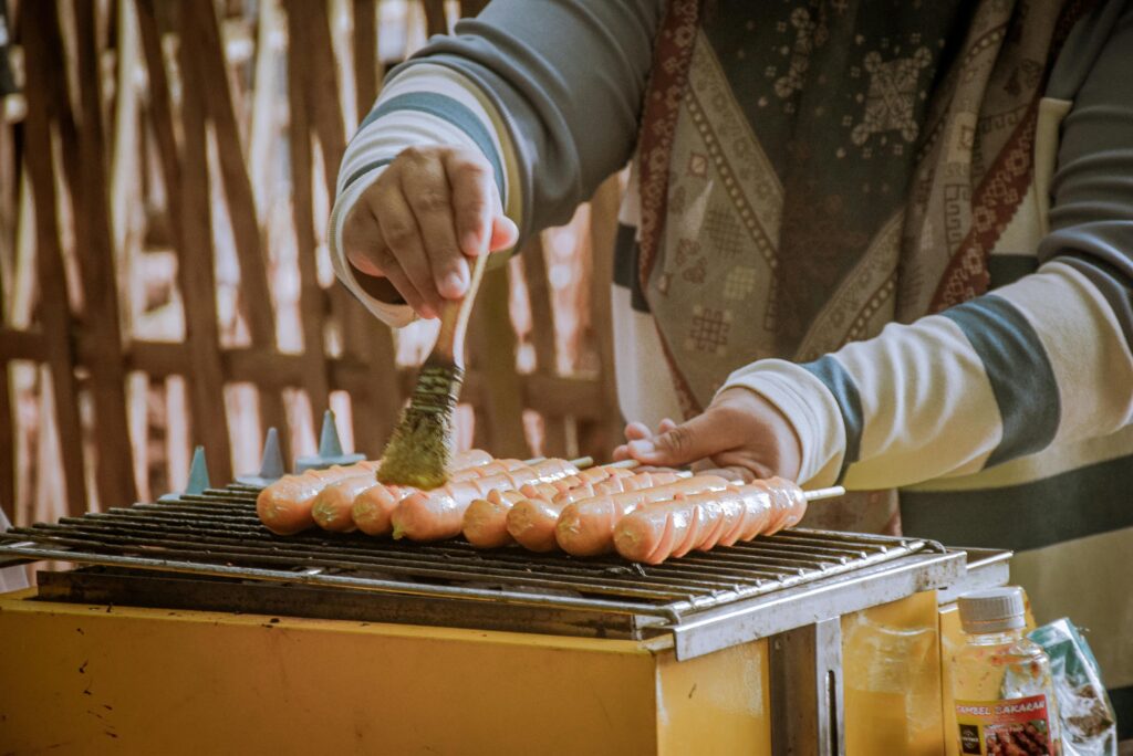 10 Ide Cemilan Kekinian yang Lagi Viral dan Wajib Dicoba Sosis Bakar dengan tambahan Saus BBQ